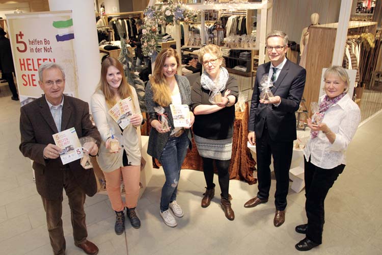 Über 800 Nikolaus-Häuschen für die Clinic Bo gingen am Samstag im Modehaus Leffers über den Tisch. Darüber freuten sich Karl Feldmann (Verein Hilfe direkt), Franziska Weigang (Rosier), Melina Post und Frederike Henning-Seike (Klinikum Oldenburg), Sebo Kramer (Modehaus Leffers) und Gisela Bednarek (Verein Hilfe direkt).