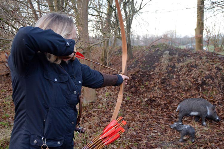 Instinktiv wird auf die Tierattrappen aus verschiedenen Positionen geschossen.