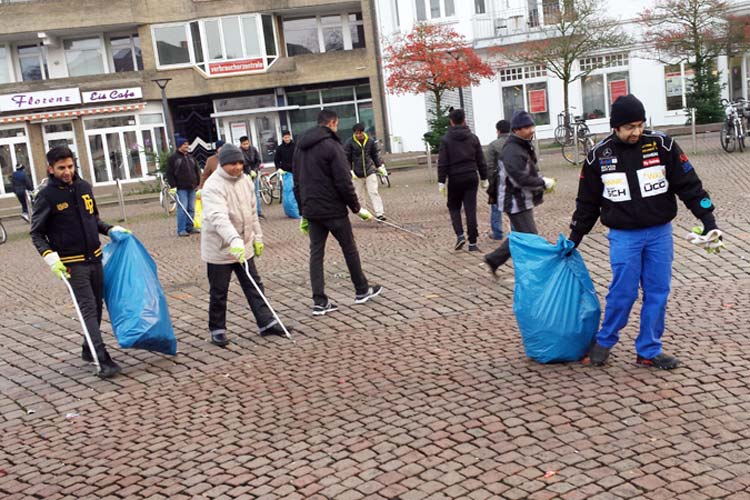 Rund 20 Mitglieder der Ahmadiyya Gemeinde Oldenburg füllten beim Neujahrsputz in der Innenstadt die Müllbeutel mit Böllerresten.