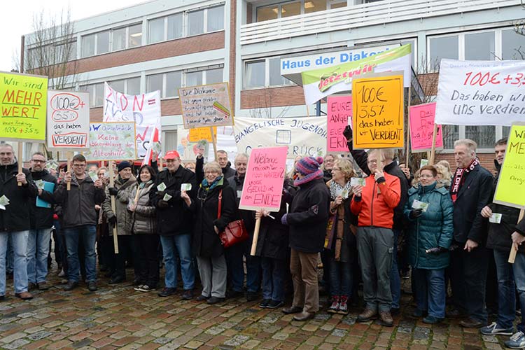 Die Tarifverhandlungen sind in der Sackgasse. Die Mitarbeiter protestierten gegen das Arbeitgeberangebot vor dem Haus der Diakonie in Oldenburg.