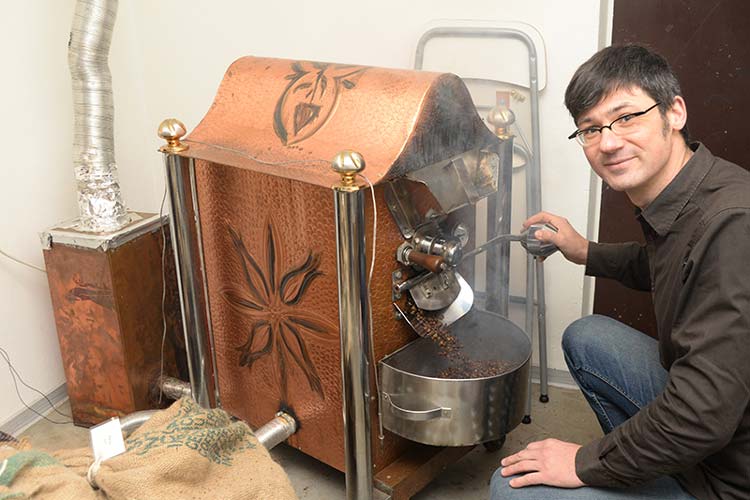 Esben Fest produziert in Oldenburg Kaffee der Marke Memento.