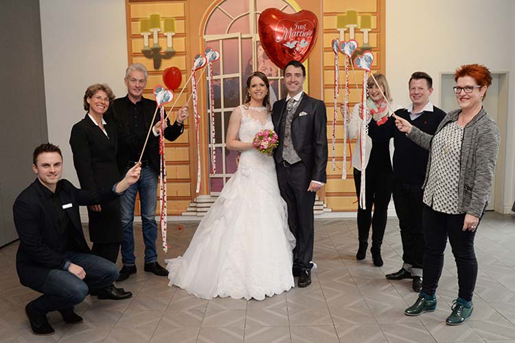 In modischer Harmonie zum Brautalter schreiten – unter diesem Motto stand das Fotoshooting zur Oldenburger Hochzeitsmesse mit den Modellen Anke und Daniel. Spalier standen Projektassistent Sven Möhlmann, Dr. Vera de Hesselle, Brautmodenspezialist Ude Havekost, Auszubildende Annalena Ripke, Schuhfachmann Patrick Worbs und Öffentlichkeitstreferentin der Ev.- luth. Kirche, Sabine Schlösser.