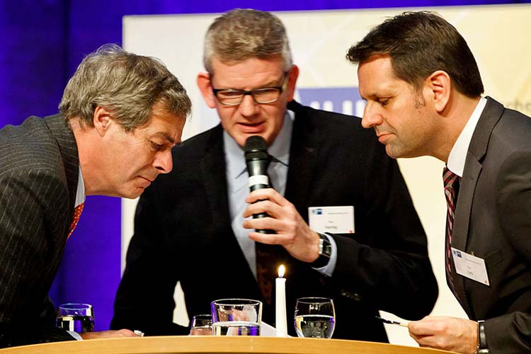 Bleigießen mit Ingo Kramer, Olaf Lies und Uwe Haring auf dem IHK-Neujahrsempfang in Oldenburg.