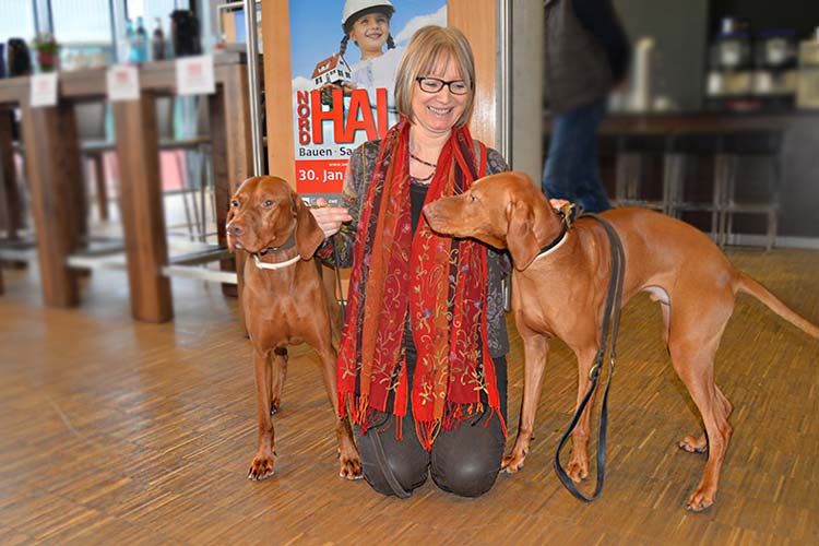 Seltene Gäste bei einer Pressekonferenz zur Messe NordHAUS: Schimmelspürhunde. Susann Stoebe-Thoene wird an den Messetagen mit den ungarischen Vorstehhunden Vorführungen an einer Suchwand veranstalten.