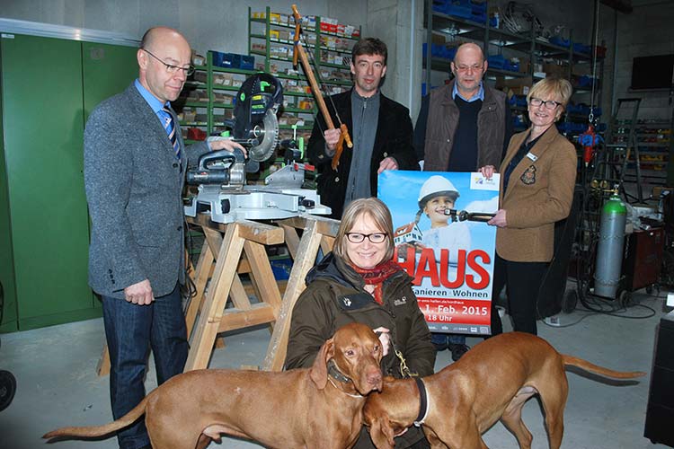 Jürgen König (Willers – Nachfolger Fischer & König, Oldenburg), Ralf Carstens (Tischlerei Carstens, Hude), Klaus Podewski (Baubiologe, Sachverständiger), Dr. Wilma Westermann (Projektleitung NordHAUS) (von links) und vorne Susann Stoebe-Thoene (Schimmelberatung Oldenburg) mit Schimmelspürhunden stellten heute das Programm der NordHAUS 2015 vor.