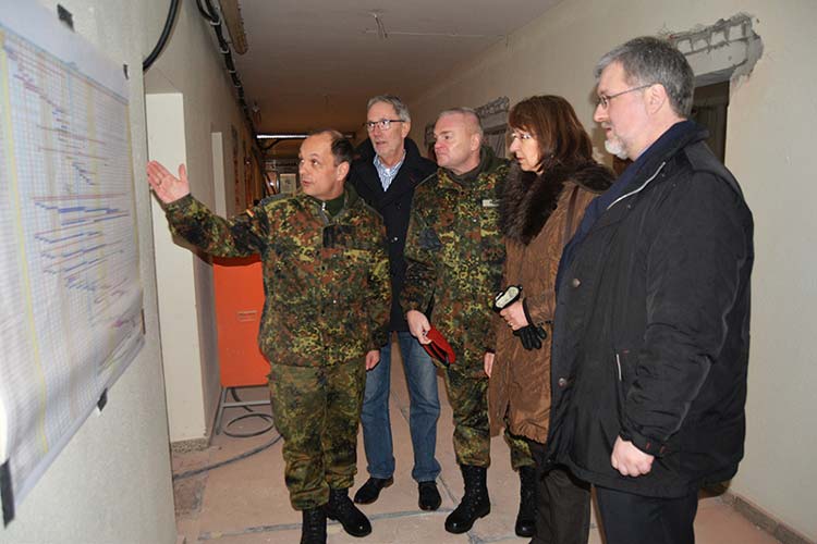 Begehen gemeinsam eine der Baustellen auf der Bundeswehrkaserne in Oldenburg Bümmerstede: Oberstleutnant Markus Klebb, Oberregierungsrat Günter Post, Oberst Axel Hermeling und die Bundestagsabgeordneten Barbara Wortmann und Stephan Albani.