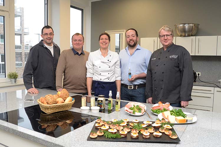 Holger Bruns (Biobäckerei Butterfly), Remo van Vugt (ton sharpen Eck), Stefanie Kache (VHS Oldenburg), Boris Grönemeyer (King of Salt) und Cord Henning Pieper (Schmitz Brasserie & Vinothek) stellten ihre Produkte und Kochideen für die Ausstellung Aufgetischt – für nachhaltige und genussvolle Ernährung in Oldenburg vor.