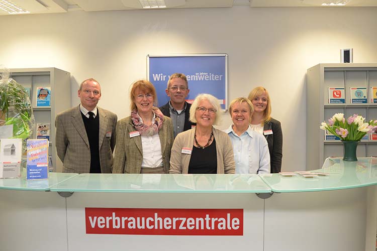 Christian Zölffel, Sabine Schröder, Christel Lohrey, Michael Rohrmann, Karin Goldbeck und Sandy Rose freuen sich über die Umgestaltung der Verbraucherzentrale Oldenburg.