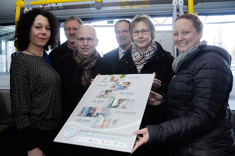 Starteten gemeinsam eine Plakataktion zur Alphabetisierung in Oldenburg: Jana Blaney und Achim Scholz von der VHS, Ernst Lorenzen, Christian Köhler, LzO-Leiter Privatkundengeschäft Regionaldirektion Oldenburg, Brigitte van der Velde und Mareike Juds von der VWG.