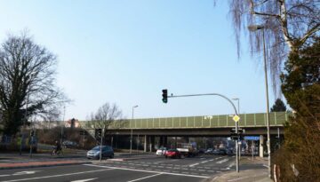 Die Brücke über die Alexanderstraße muss abgerissen werden. Über die Konsequenzen muss die Stadt schnell nachdenken.