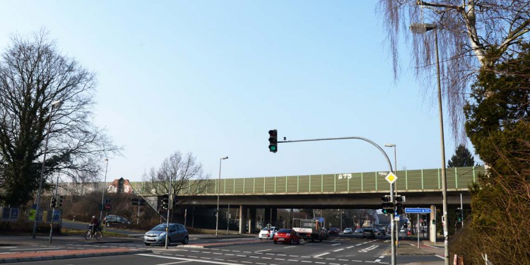 Die Brücke über die Alexanderstraße muss abgerissen werden. Über die Konsequenzen muss die Stadt schnell nachdenken.