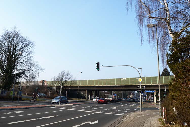 ie Autobahnbrücke, die über die Alexanderstraße im Zuge der A 293 führt, wird abgerissen. Die Vorarbeiten beginnen in der zweiten Jahreshälfte.