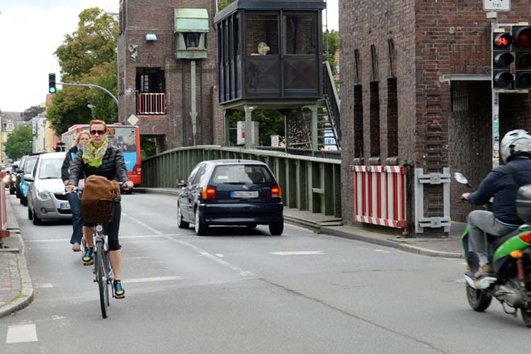 Niedersachsen will mehr Geld in den Ausbau der Radwege investieren. Anders sieht das in Oldenburg aus, denn hier ist die Straße der Radweg.