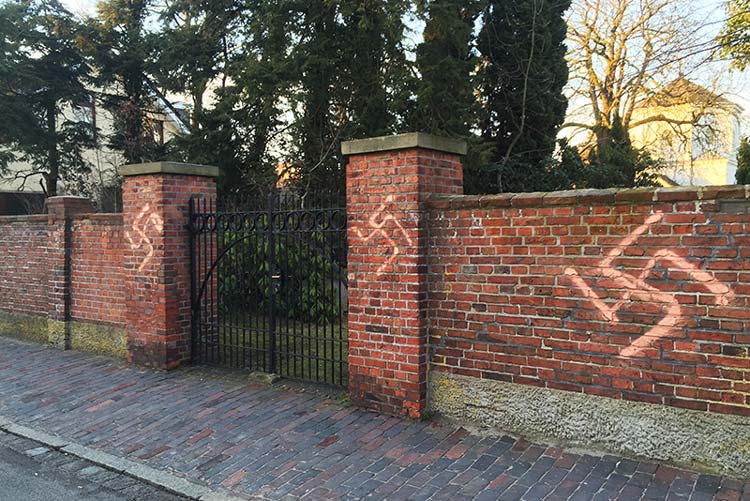 Unbekannte Täter haben die beiden Torsäulen im Eingangsbereich des jüdischen Friedhofs in Oldenburg mit Hakenkreuzen beschmiert.
