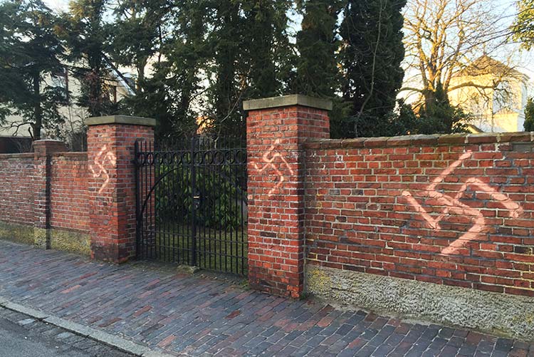 Nach den Farbschmierereien in Oldenburg haben in der Nacht zum Donnerstag unbekannte Täter Hakenkreuze, KKK-Zeichen und Drohungen gegen Oberbürgermeister Jürgen Krogmann gesprüht.