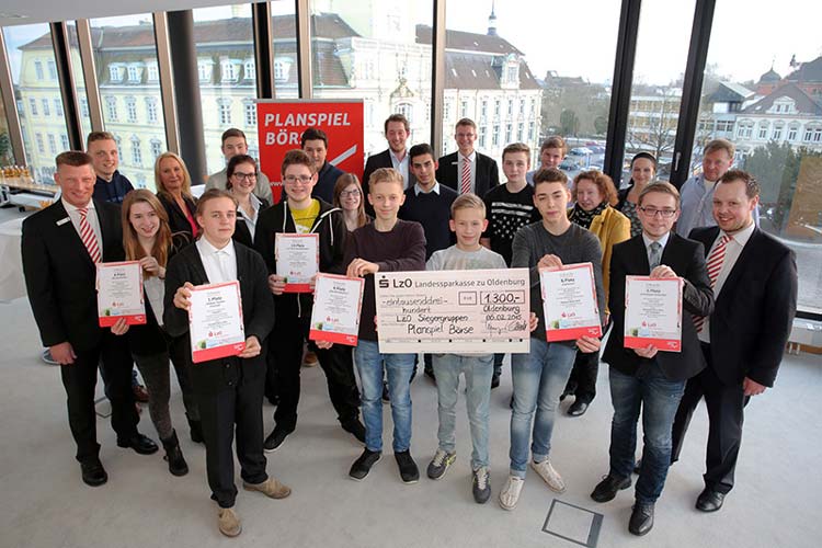 Insgesamt erhielten die Oldenburger Gruppen beim Planspiel Börse Gewinne in Höhe von 1550 Euro, die im Oldenburger LzO-Stammhaus am Schlossplatz überreicht wurden.