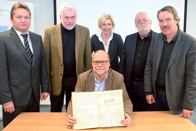 Stellten das Forschungsprojekt zur Provenienzforschung am Museumsdorf Cloppenburg vor: Frank Diekhoff, Karl-Heinz Ziessow, Karin Harms, Joachim Tautz und Michael Brandt sowie Uwe Meinersmit einem der Tagebücher von Heinrich Ottenjann.