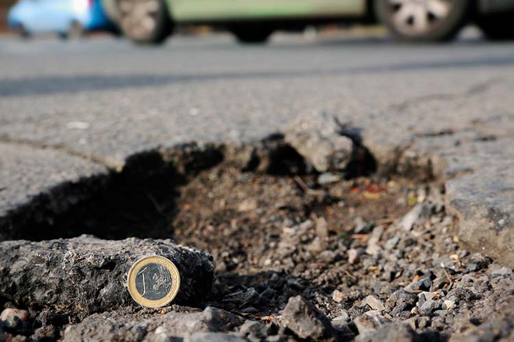 Euro-tiefe Asphalt-Krater in den Straßen: Schlaglöcher sollen in Oldenburg verschwinden, fordert die IG Bau. Jeder Euro, der für intakte Fahrbahndecken investiert werde, sei gut angelegt.