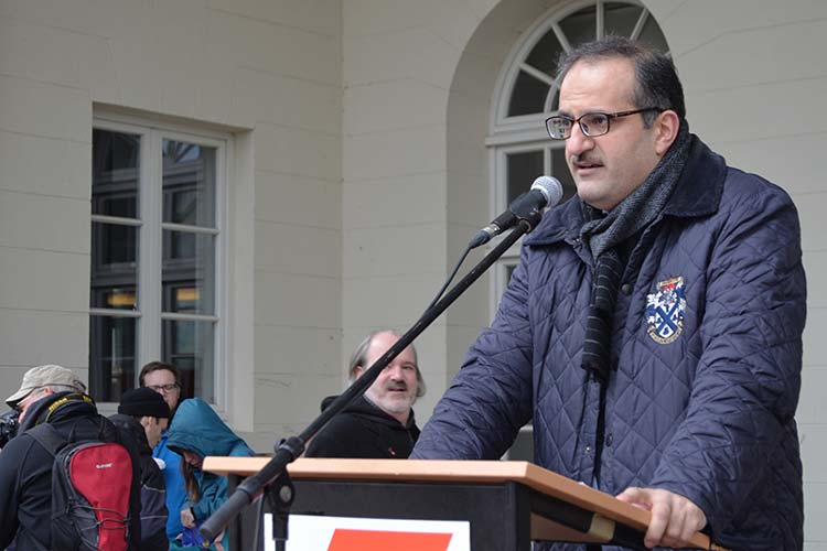 Telim Tolan, Vorsitzender des Zentralrates der Yeziden in Deutschland e.V. mit Sitz in Oldenburg, hielt eine der Ansprachen.