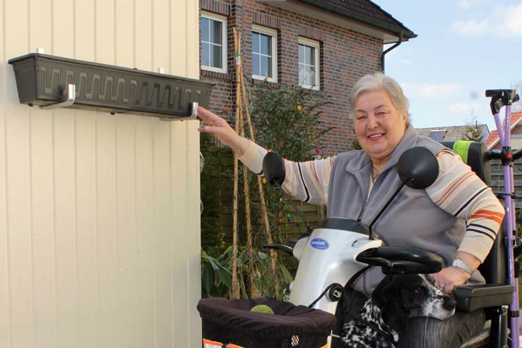 Dorle Höpken ist von den ehrenamtlich tätigen Handwerker des Handwerkerdienstes des Seniorenservicebüros der Stadt Oldenburg begeistert.