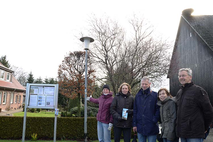 tellten gemeinsam den Informationsschaukasten über Störche vor: Tjorven Tenambergen, Gabriele Nießen, Stadtbaurätin, Stadt Oldenburg, Robert Sprenger, Fachdienstleiter Naturschutz und technischer Umweltschutz, Stadt Oldenburg, Antje Weisgerber-Johannes, Sachbearbeiterin Fachdienst Naturschutz und technischer Umweltschutz, Stadt Oldenburg und Udo Hilfers, Storchenpflegestation Wesermarsch.