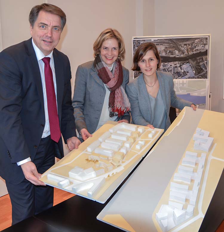 Oberbürgermeister Jürgen Krogmann, Gabriele Nießen und Lisa Onnen stellten die Planungen für die Südseite des Oldenburger Stadthafens (rechts auf dem Modell) vor.