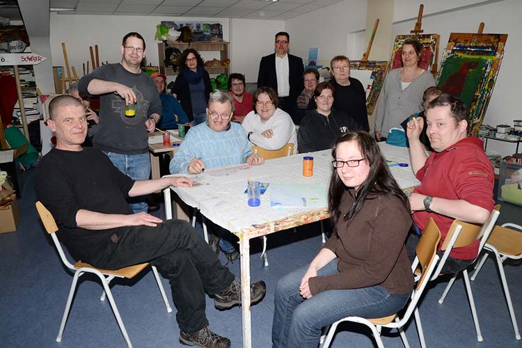 Die Gemeinnützigen Werkstätten Oldenburg und das Blauschimmel Atelier kooperieren für WerkstattKunst. Die ersten Teilnehmer sind mit Eifer bei ihrer künstlerischen Arbeit.