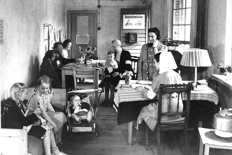 Bei dem anderen Motiv handelt es sich vermutlich um die ersten Räumlichkeiten nach dem Krieg um 1947.