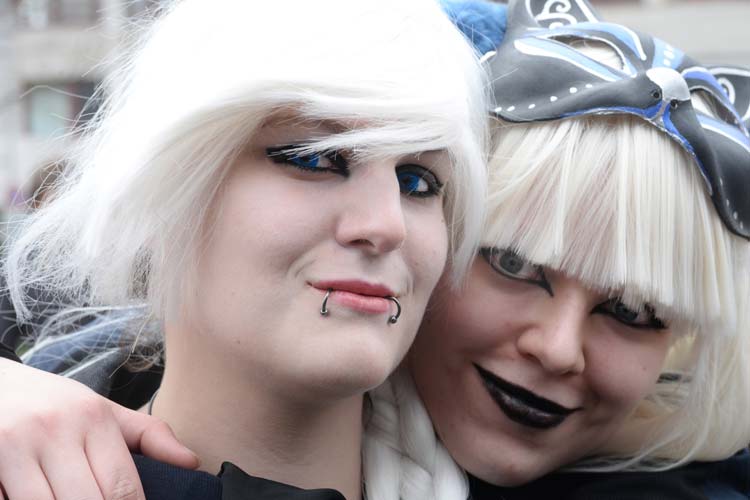 Am letzten Samstag trafen sich rund 200 Cosplayer vor dem Oldenburger Hauptbahnhof für ein friedliches Treffen, um ihre Kostüme zu zeigen.