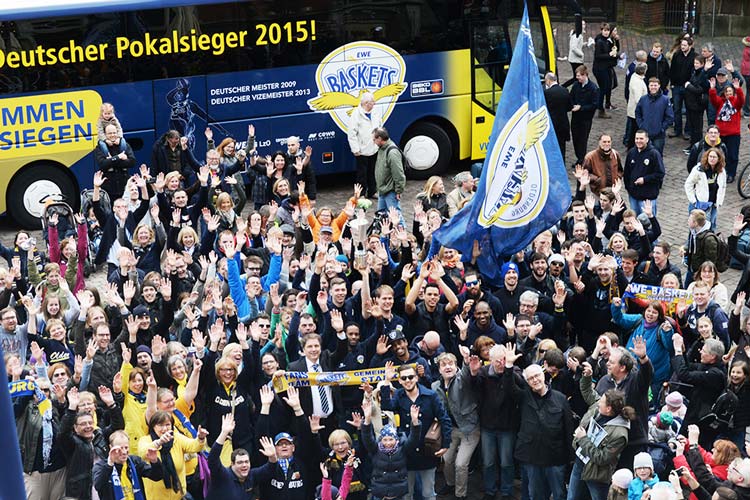 Die EWE Baskets mit Pokal umrahmt von ihren Fans feierten heute auch auf dem Oldenburger Rathausmarkt.