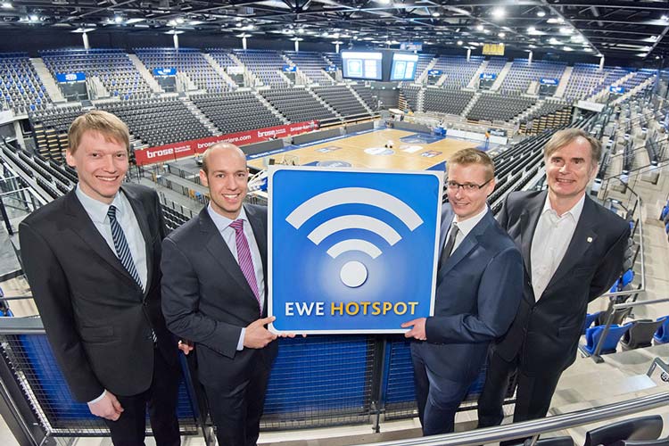 Arne Sextro, Sebastian Jurczyk, Hendrik Upgang und Dr. Claus Andresen strahlten heute bei der Vorstellung des neuen Hotspots in der EWE Arena.