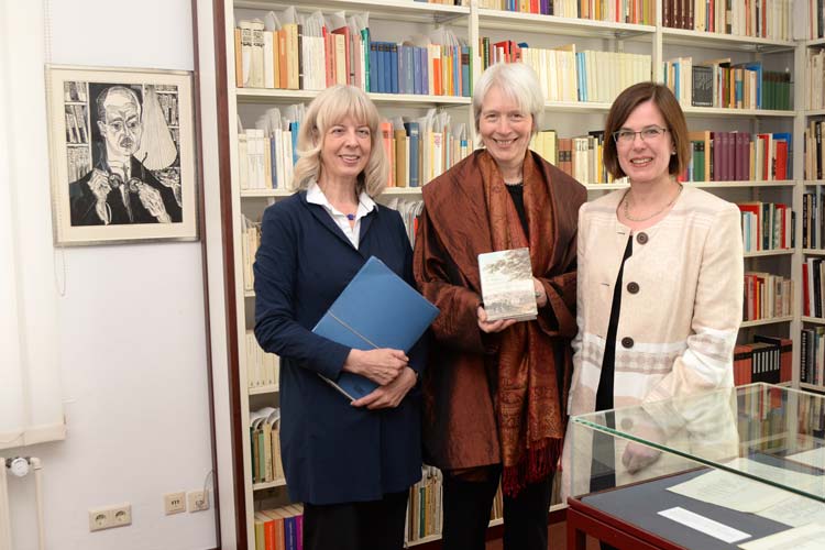 Das Paul Raabe Archiv wurde in einem eigenen Raum in der Landesbibliothek Oldenburg eingerichtet. An der feierlichen Einweihung nahmen Andrea Hoops, Katharina Raabe und Corinna Roeder teil.