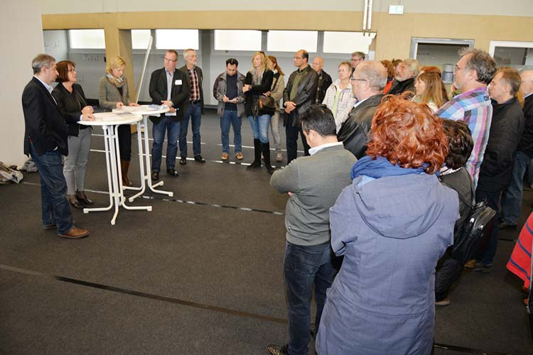 Zur Besichtigung der Notunterkunft für Flüchtlinge in der Sporthalle auf dem ehemaligen Fliegerhorst in Oldenburg kamen gestern rund 50 Bürger und Ratsmitglieder.