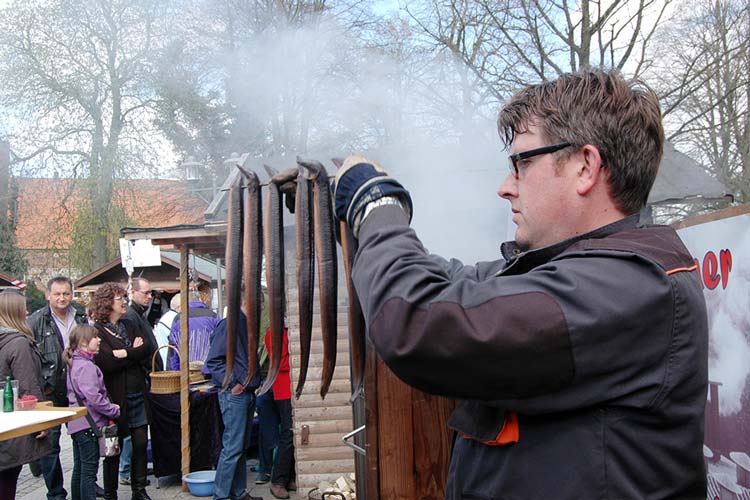 Vom 1. bis 3. Mai findet in Bad Zwischenahn der Räuchermarkt statt. Der Marktplatz wird in ein historisches Fischerdorf verwandelt.