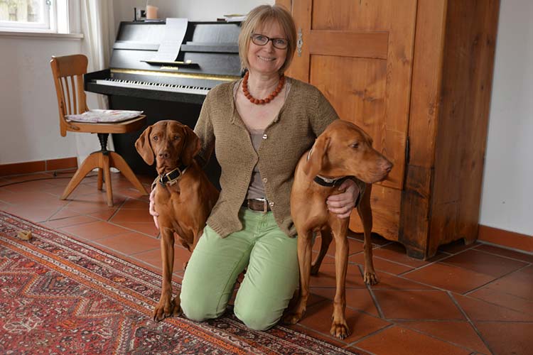 Susanne Stöbe-Thoene mit ihren Schimmelspürhunden Janosch und Flemming.