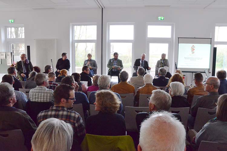 Mehr als 100 Interessierte folgen der Einladung zum Informationsgespräch über den Einsatz von Antibiotika in Ställen. Otmar Ilchmann, Stig Tanzmann, Peter Meiwald, Gerhard Schwetje und Dr. Imke Lührs machten ihre Positionen deutlich.