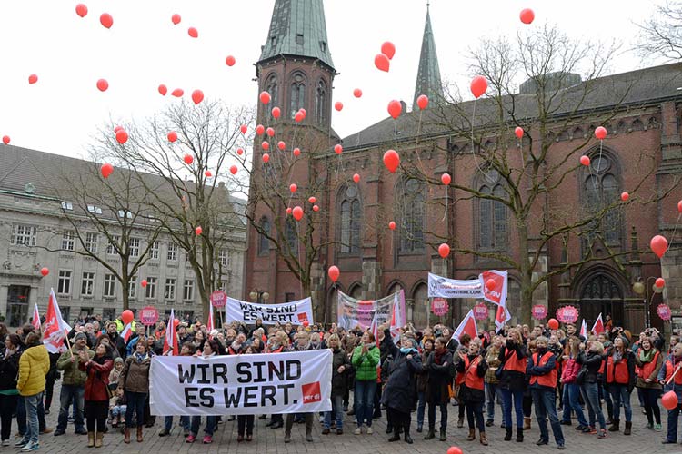 Mehr als 4000 Erzieherinnen, Heilpädagoginnen und Sozialarbeiterinnen haben gestern und heute in Niedersachsen die Arbeit niedergelegt und für eine Aufwertung ihrer Arbeit durch eine bessere Eingruppierung demonstriert. In Oldenburg beteiligten sich mehr als 250 Streikende.