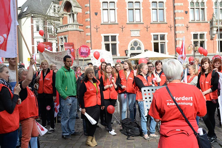 Seit Freitag streiken Sozialpädagoginnen und Erzieherinnen bundesweit für mehr Anerkennung und mehr Geld. Heute demonstrierten rund 550 Streikende in Oldenburg.