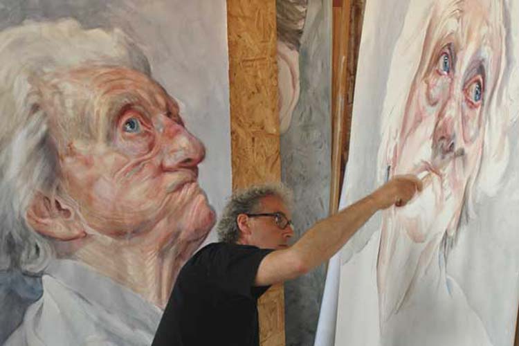 Der niederländische Maler Herman van Hoogdalem bei der Arbeit eines seiner in Oldenburg gezeigten Werke, die in der Ausstellung Gesichter der Demenz zu sehen sind.