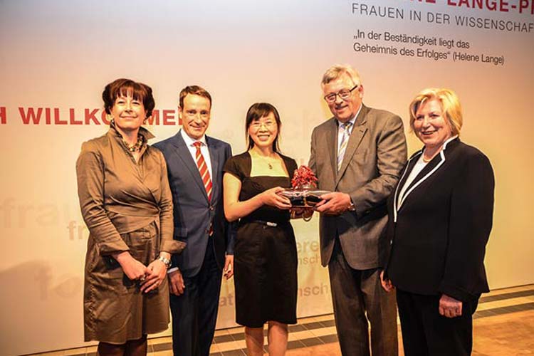 Dr. Werner Brinker, Vorstandsvorsitzender der EWE, überreichte den Helene-Lange-Preis in Gegenwart von Dr. Stefanie Abke, Geschäftsführerin der EWE-Stiftung, Bernd Siebenhüner und Cornelia Rundt an Xiaoxiang Zhu.