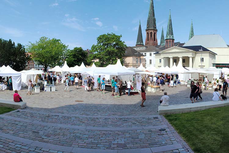 Der Nikolaimarkt mit seinen 85 Ständen verspricht Handwerkskunst auf höchstem Niveau auf dem Oldenburger Schlossplatz.