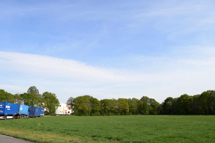 Die Firma Ostmann hat von der Stadt Oldenburg in Tweelbäke eine Gewerbefläche gekauft, um dort einen Gartenfachmarkt zu errichten.