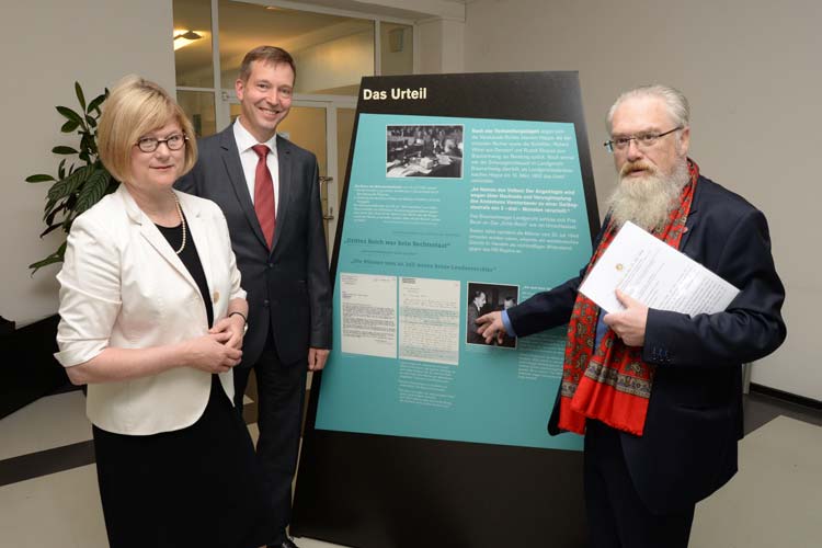 Die niedersächsische Justizministerin Antje Niewisch-Lennartz, Generalstaatsanwalt Andreas Heuer und Professor Dr. h.c. Gerd Biegel eröffneten die Ausstellung Der Prozess um den 20. Juli im Oberlandesgericht Oldenburg.