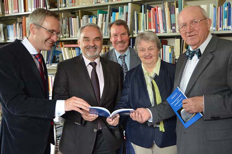 Stellten das Buch Die deutschen Heimatvertriebenen in der geschichtlichen Erinnerung in Oldenburg vor: Verleger Florian Isensee, Thomas Kossendey, Geschäftsführer Dr. Michael Brandt, Dr. Gisela Borchers und Dr. Hans-Ulrich Minke.