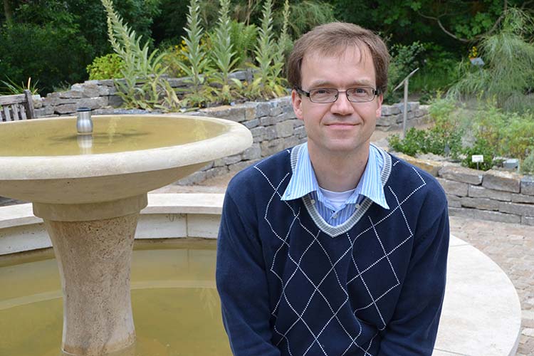 Prof. Dr. Dirk Albach in der neuen Mittelmeer-Anlage des Botanischen Gartens.