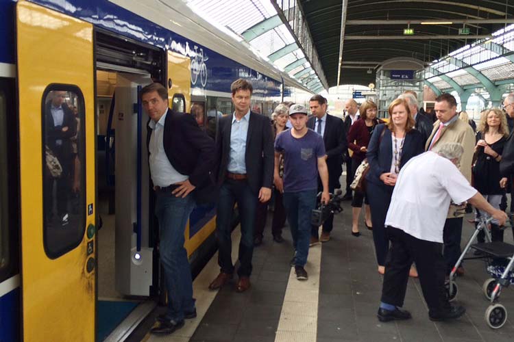 Gestern wurde der Haltepunkt Wechloy geöffnet. Verkehrs- und Wirtschaftsminister Olaf Lies und Oberbürgermeister Jürgen Krogmann fuhren mit der Bahn zum Termin.