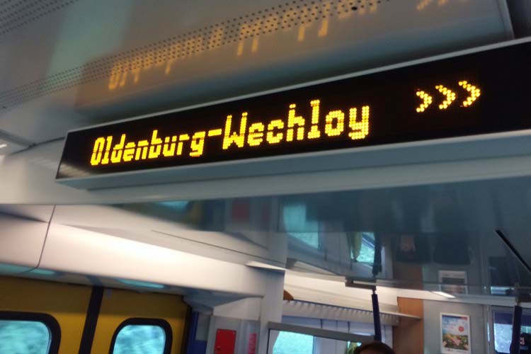 Trotz mancher Fehlanzeigen: Die Bahn hält am neuen Haltepunkt Wechloy.