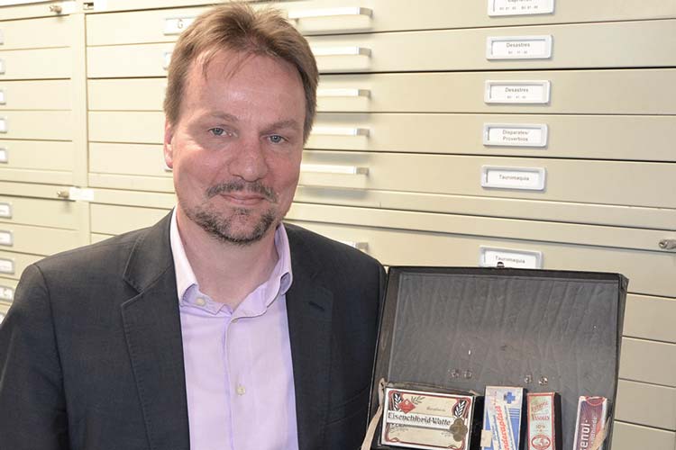 Auch diese Luftschutz-Apotheke in Form eines Koffers, die Andreas von Seggern vorstellt und die während des Krieges für jeden Haushalt Pflicht war, gehört zu den 100 Objekten, die in der Online-Ausstellung des Oldenburger Stadtmuseums zu sehen sind.