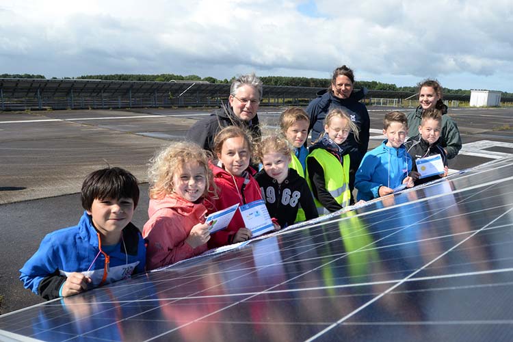 Heute übergab Prof. Dr. Michael Komorek, Leiter des Energieparcours-Nordwest, die Auszeichung Energiestandort an Tanja Schur, IFE Eriksen AG, und die Studentin Sarah Hofmeister führte die erste Grundschulgruppe über das Gelände.