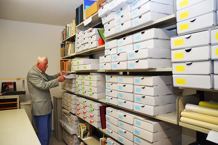 Seit 1990 hat der heute 89-jährige Herwig Witte 14 Nachlässe in der Landesbibliothek Oldenburg am Pferdemarkt, darunter den von Hein Bredendiek, Oswald Andrae oder Paul Raabe, ehrenamtlich aufgearbeitet.